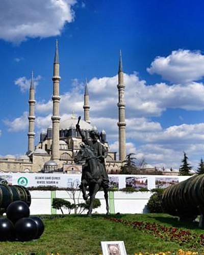 Fatih Sultan Mehmet Heykeli